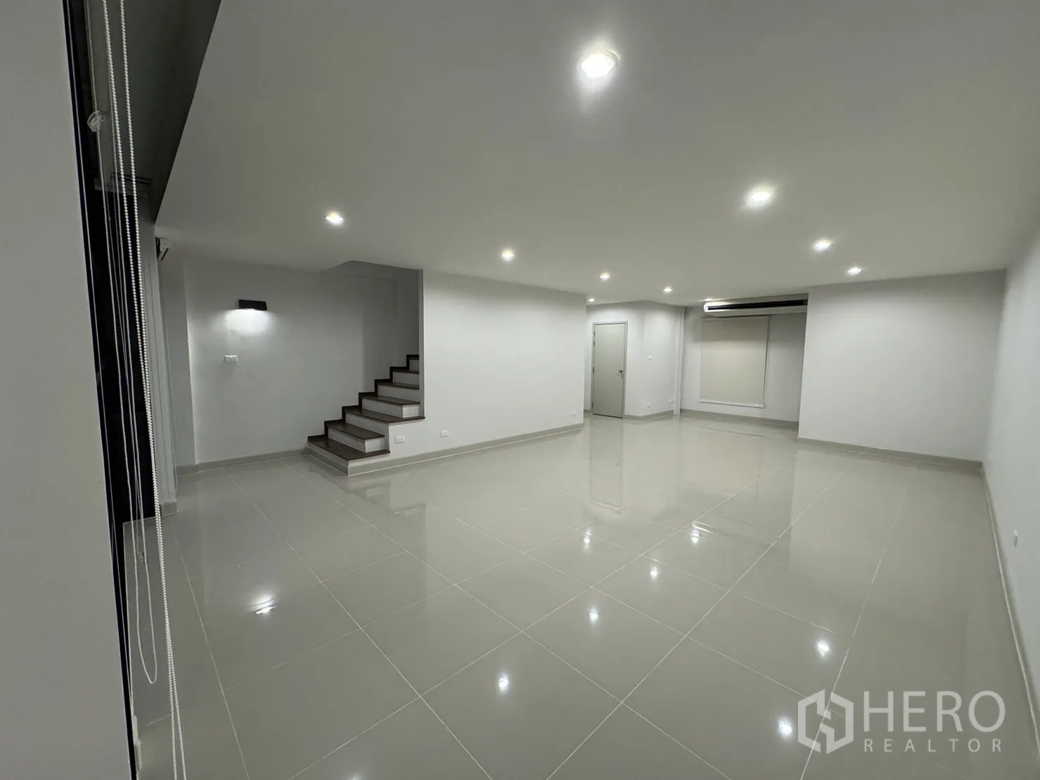 สำนักงานที่บ้าน ให้เช่าในBang Khen, Bangkok - โซนออฟฟิศปูกระเบื้องพร้อมบันไดและไฟติดผนัง