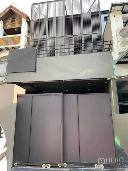 带办公室的家 出租在Huai Khwang, Bangkok - 现代风格Home Office外立面，金属百叶与滑动大门。