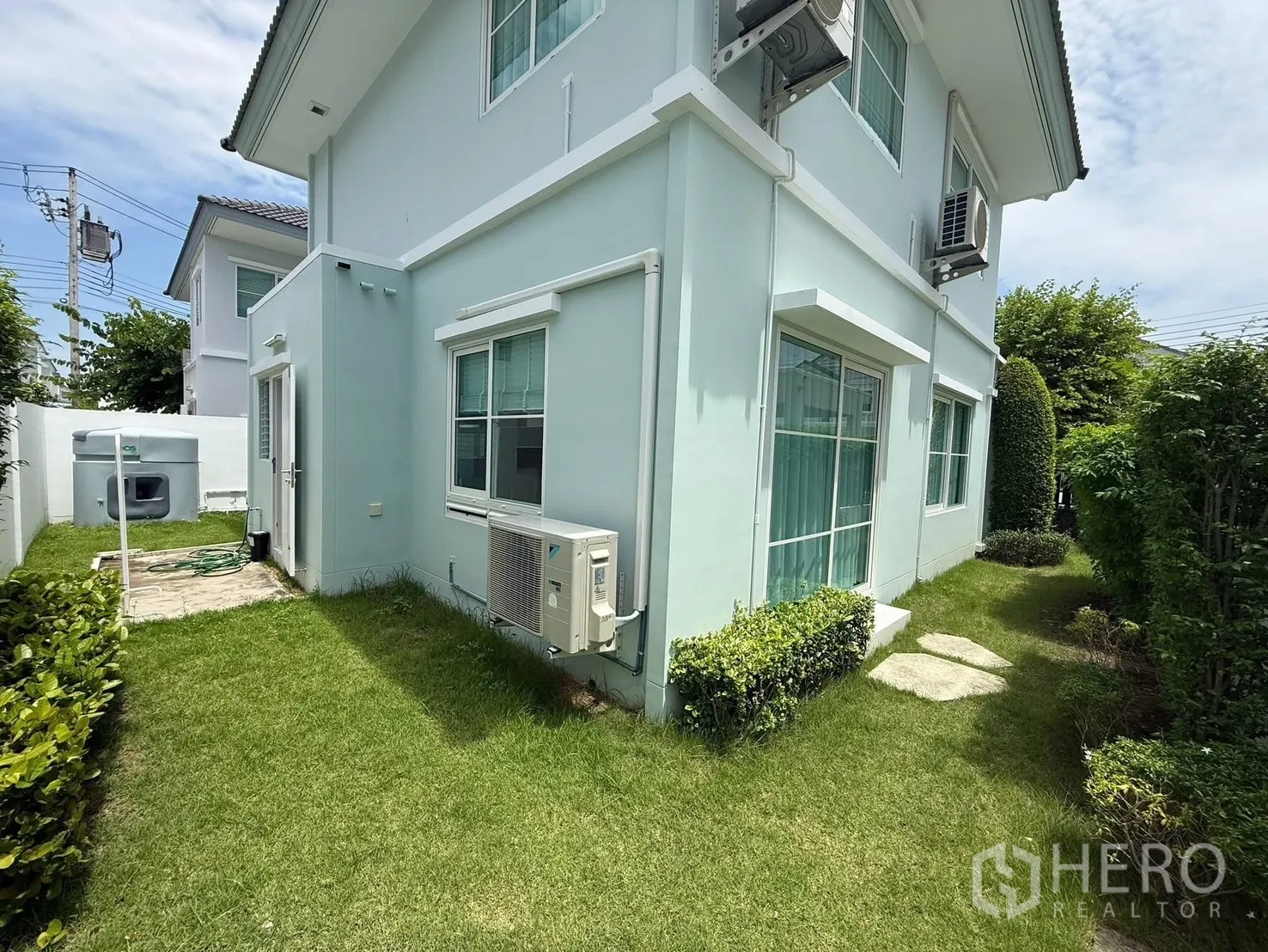 บ้านเดี่ยว for rent in Bang Phli, Samut Prakan - สนามหญ้าด้านข้างและด้านหลังบ้าน พร้อมคอมเพรสเซอร์แอร์และมุมยูทิลิตี้