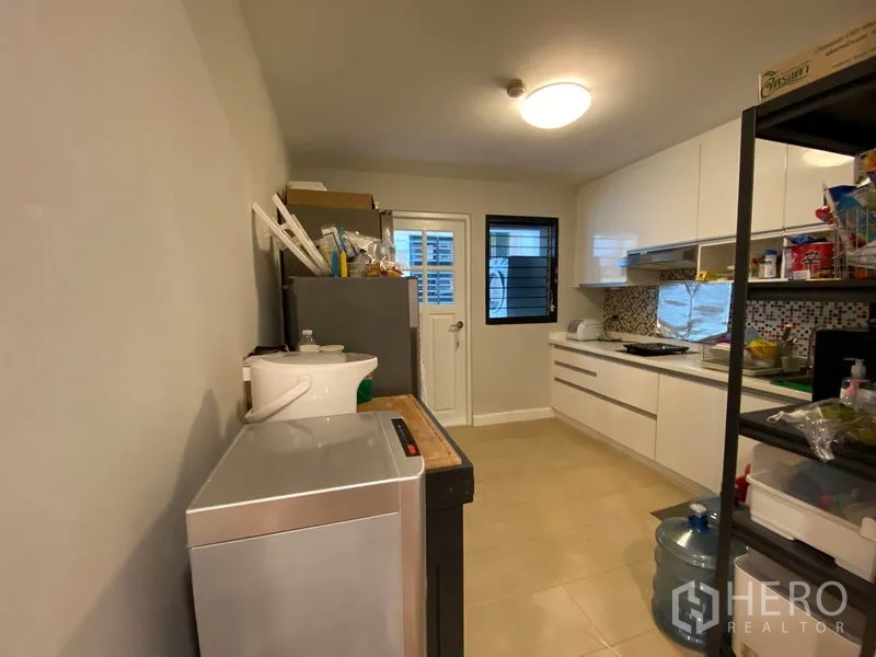 คอนโด ให้เช่าหรือขายในWatthana, Bangkok - ครัวรูปตัวไอ ตู้สีขาว บั๊กสแปลชโมเสก และประตูออกระเบียงซักล้าง