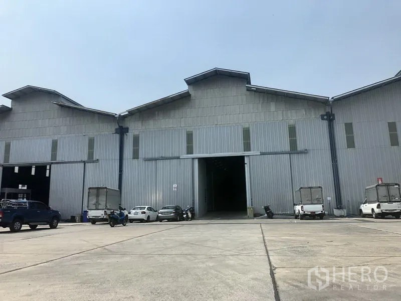 คลังสินค้า ให้เช่าในPak Kret, Nonthaburi - มุมมองภายนอกโกดังหลายยูนิต มีช่องโหลดและที่จอดรถในโครงการ ในปากเกร็ด นนทบุรี