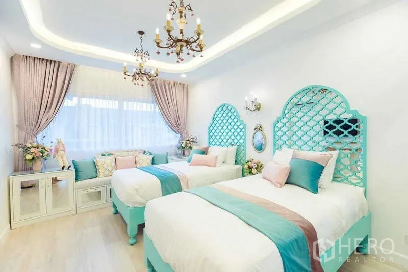 联排别墅 出租在Lat Phrao, Bangkok - 明亮双床卧室，薄荷绿镂空床头、吊灯与带坐榻的大窗。