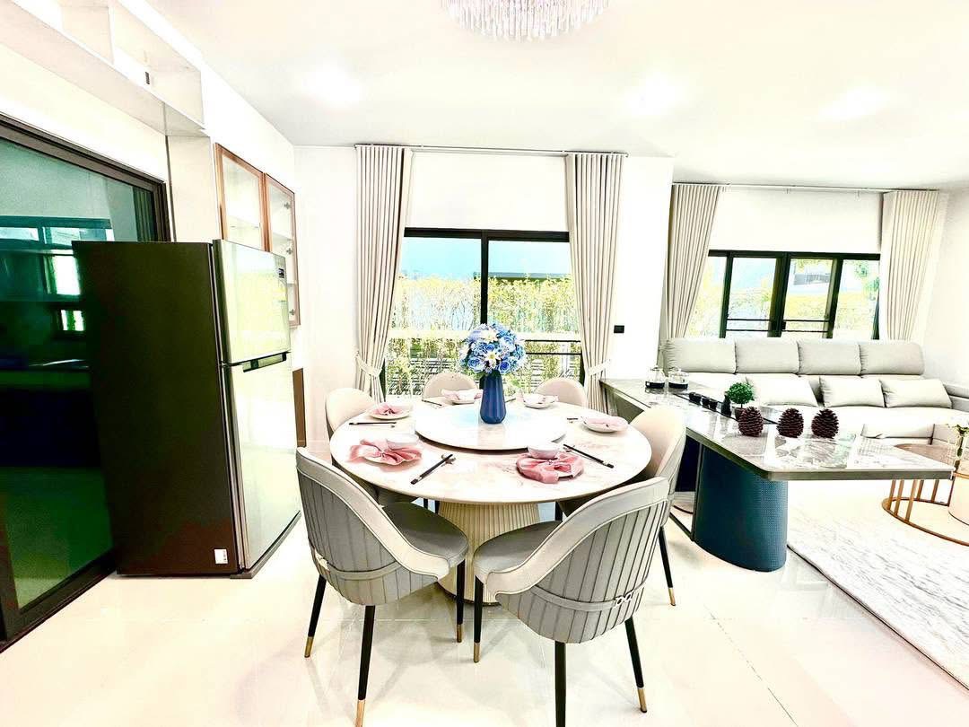 独立式住宅 出租在Bang Kapi, Bangkok - 餐区，圆桌六人位，临大窗与花园景。