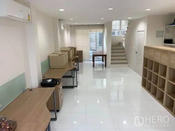 带办公室的家 出租或出售在Bang Na, Bangkok - 开放式办公室，长木桌、收纳柜与嵌灯。