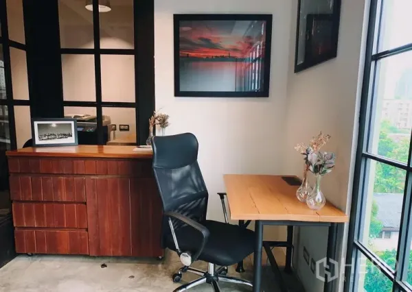 สำนักงาน ให้เช่าในKhlong Toei, Bangkok - ออฟฟิศขนาดกะทัดรัด เก้าอี้หนัง โต๊ะไม้ กั้นกระจก และหน้าต่างรับแสงธรรมชาติ