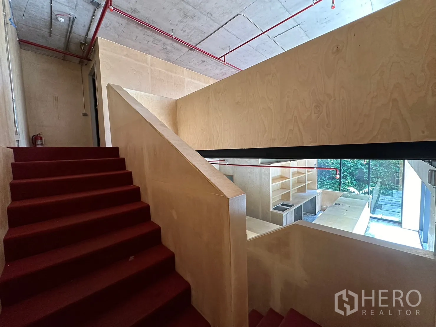 พื้นที่ขายปลีก ให้เช่าในWatthana, Bangkok - บันไดปูพรมแดง ราวกั้นไม้ มองลงไปเห็นเคาน์เตอร์และหน้าต่างด้านล่าง