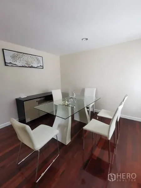 สำนักงานที่บ้าน ให้เช่าในChatuchak, Bangkok - ห้องทานอาหารทันสมัย โต๊ะกระจก เก้าอี้สีขาว และพื้นไม้โทนอุ่น