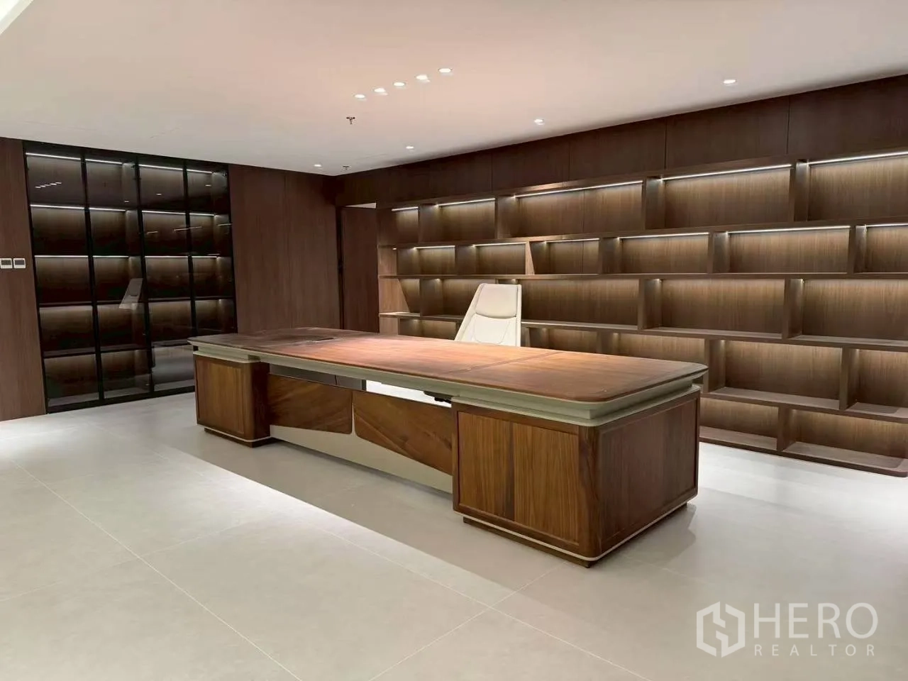 办公室 for rent in Din Daeng, Bangkok - 行政套间，设大型木质办公桌与带灯展示书架。