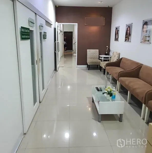 สำนักงานที่บ้าน ให้เช่าในChatuchak, Bangkok - โถงรอคอยพร้อมประตูบานเลื่อนไปยังห้องตรวจรักษา