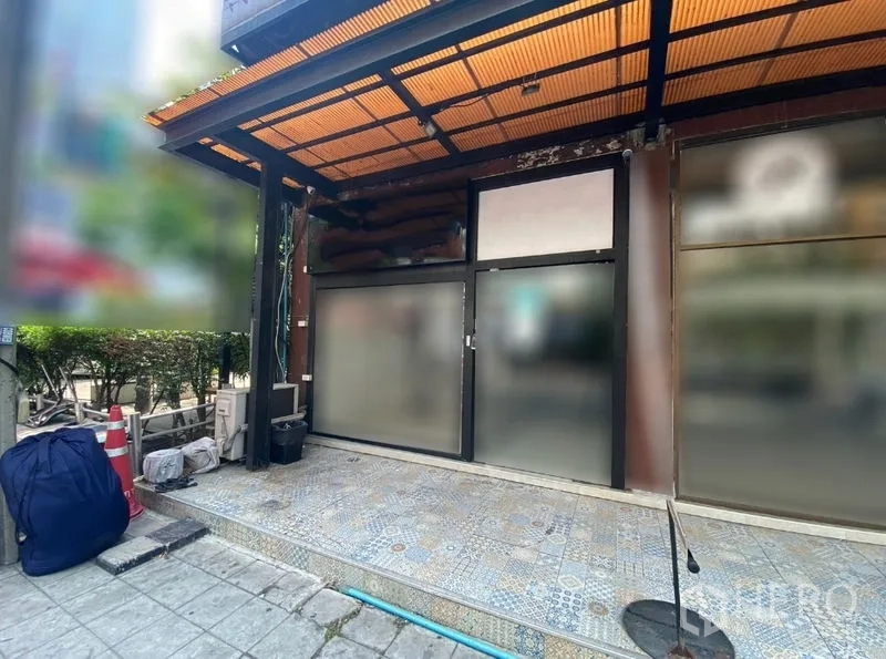 พื้นที่ขายปลีก ให้เช่าในWatthana, Bangkok - หน้าร้านติดถนน กระจกฝ้า หลังคากันสาด พร้อมลานกระเบื้องลาย ใกล้อโศก