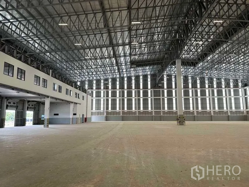 工厂 出租或出售在Samut Prakan - 宽大的生产地面，墙体采光与通风百叶设计。