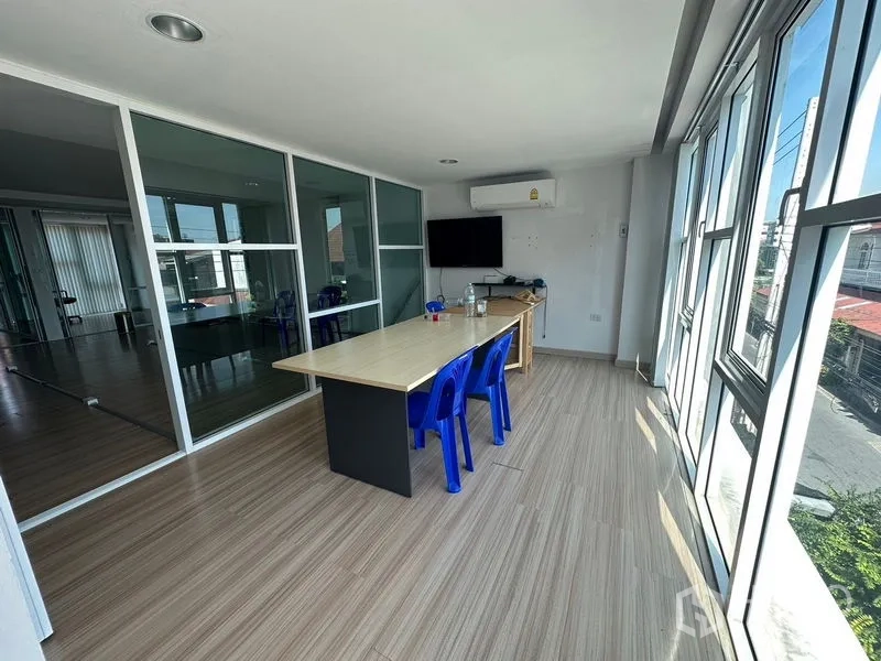 สำนักงานที่บ้าน ให้เช่าในPhra Khanong, Bangkok - ห้องประชุมโต๊ะยาว เก้าอี้สีน้ำเงิน และทีวีผนัง