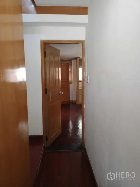 ทาวน์เฮาส์ ให้เช่าในKhlong Toei, Bangkok - ทางเดินชั้นบนพื้นไม้เชื่อมห้องนอนหลายห้อง