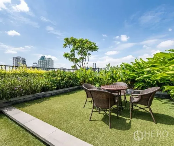 คอนโด ให้เช่า - สวนลอยฟ้าพร้อมชุดโต๊ะเก้าอี้ท่ามกลางต้นไม้และวิวเมือง