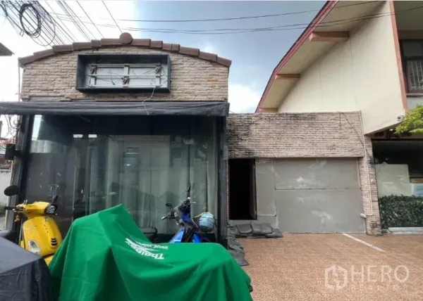 พื้นที่ขายปลีก ให้เช่าในWatthana, Bangkok - มุมมองด้านหน้าพื้นที่ค้าปลีก กระจกเต็มบานพร้อมผนังอิฐบนย่านสุขุมวิท