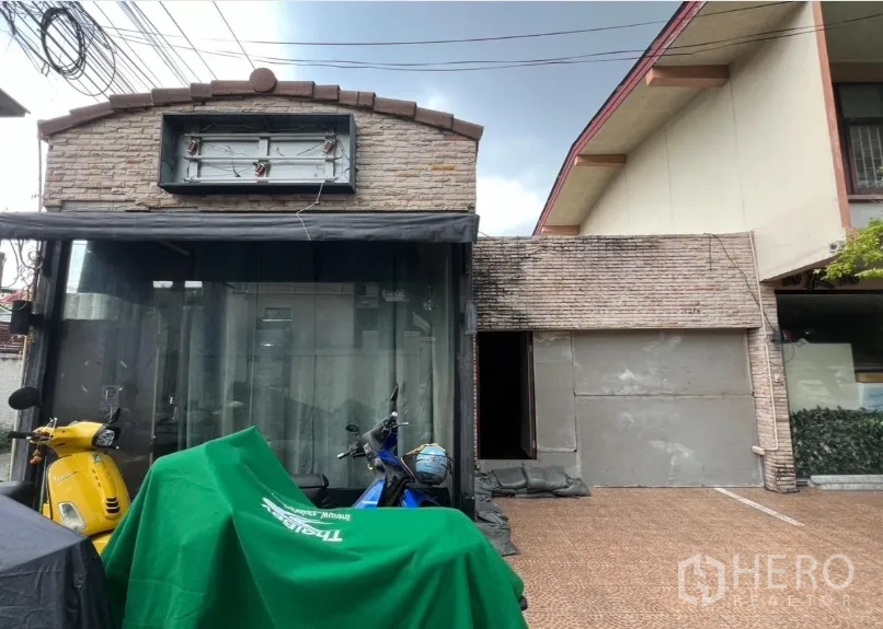 พื้นที่ขายปลีก ให้เช่าในWatthana, Bangkok - มุมมองด้านหน้าพื้นที่ค้าปลีก กระจกเต็มบานพร้อมผนังอิฐบนย่านสุขุมวิท