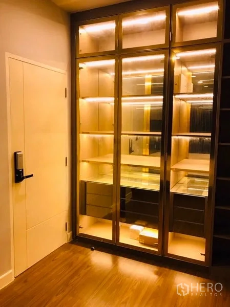 独立式住宅 出租或出售在Pathum Thani - 步入式衣帽间，玻璃柜体内置灯光