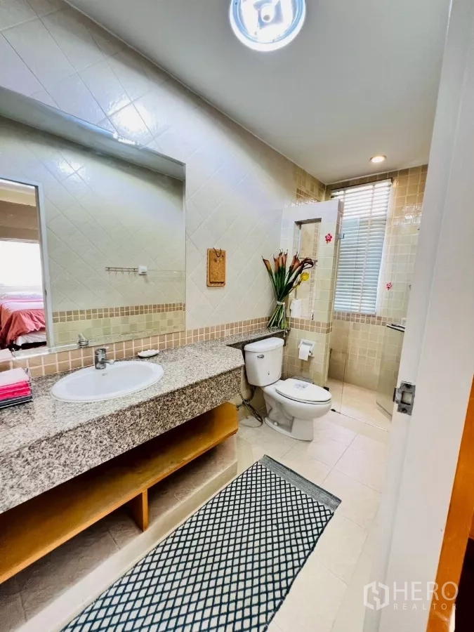 Detached House for rent in Prawet, Bangkok - Secondary bathroom with granite countertop, toilet and walk-in shower.