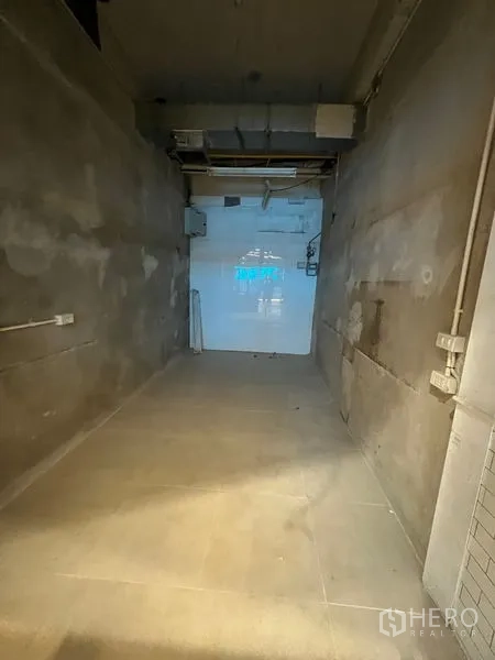 零售空间 出租在Watthana, Bangkok - 未装修的后场空间，混凝土墙与外露天花，便于二次改造。
