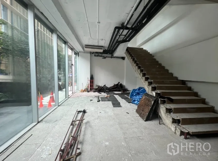 พื้นที่ขายปลีก ให้เช่าในBang Rak, Bangkok - ชั้นล่างสภาพโครงเปล่า พร้อมบันไดและผนังกระจกเต็มบาน