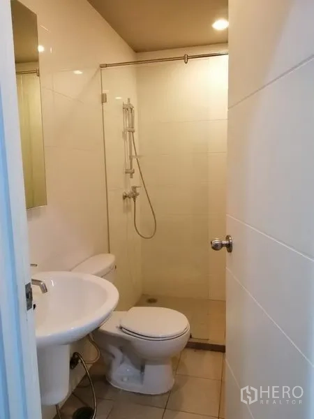 คอนโด ให้เช่าในWatthana, Bangkok - ห้องน้ำสไตล์โมเดิร์น พร้อมตู้กระจกกั้นอาบน้ำ สุขภัณฑ์และอ่างล้างหน้า