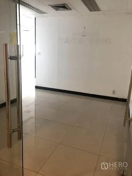 สำนักงาน ให้เช่าในWatthana, Bangkok - มุมมองจากประตูสู่พื้นที่ต้อนรับ ผนังสีขาวและประตูกระจก