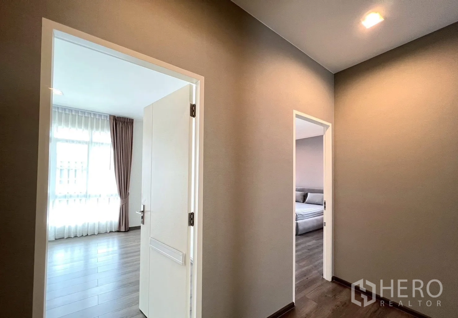 Detached House for rent in Prawet, Bangkok - Hallway leading to bathroom with glass shower enclosure