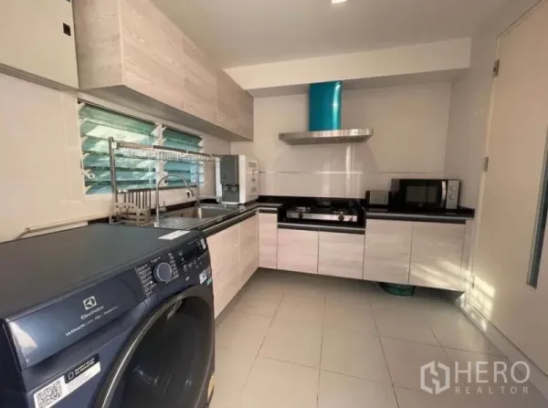 บ้าน ให้เช่าในLat Krabang, Bangkok - ครัวบิวท์อินพร้อมเตาแก๊ส เครื่องดูดควัน ตู้เก็บของ อ่างล้างจาน และเครื่องซักผ้าฝาหน้า
