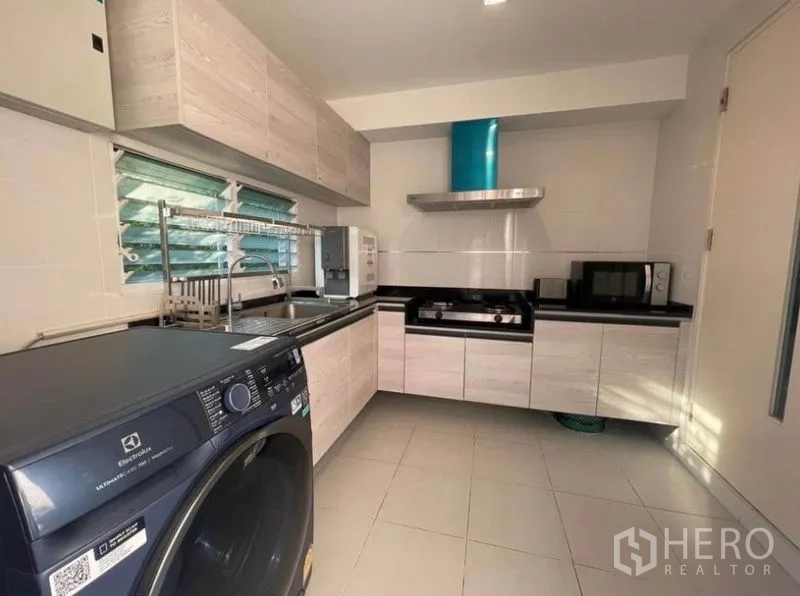 บ้าน ให้เช่าในLat Krabang, Bangkok - ครัวบิวท์อินพร้อมเตาแก๊ส เครื่องดูดควัน ตู้เก็บของ อ่างล้างจาน และเครื่องซักผ้าฝาหน้า