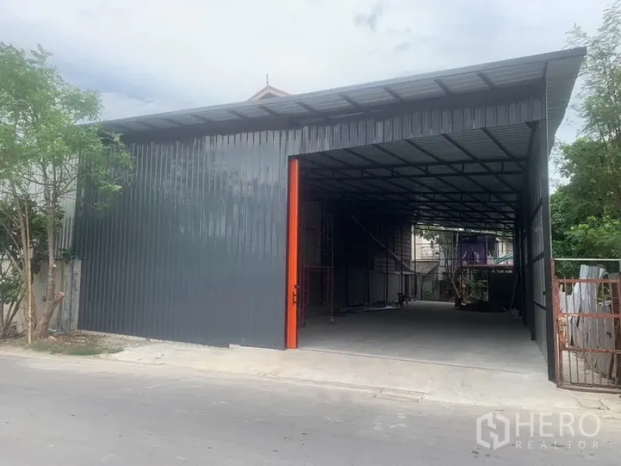 คลังสินค้า ให้เช่าในBang Kapi, Bangkok - ด้านหน้าโกดังผนังเมทัลชีท หลังคาสูง พร้อมช่องโหลดในเขตบางกะปิ