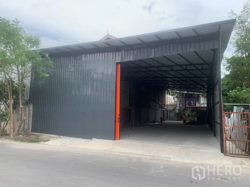 คลังสินค้า ให้เช่าในBang Kapi, Bangkok - ด้านหน้าโกดังผนังเมทัลชีท หลังคาสูง พร้อมช่องโหลดในเขตบางกะปิ