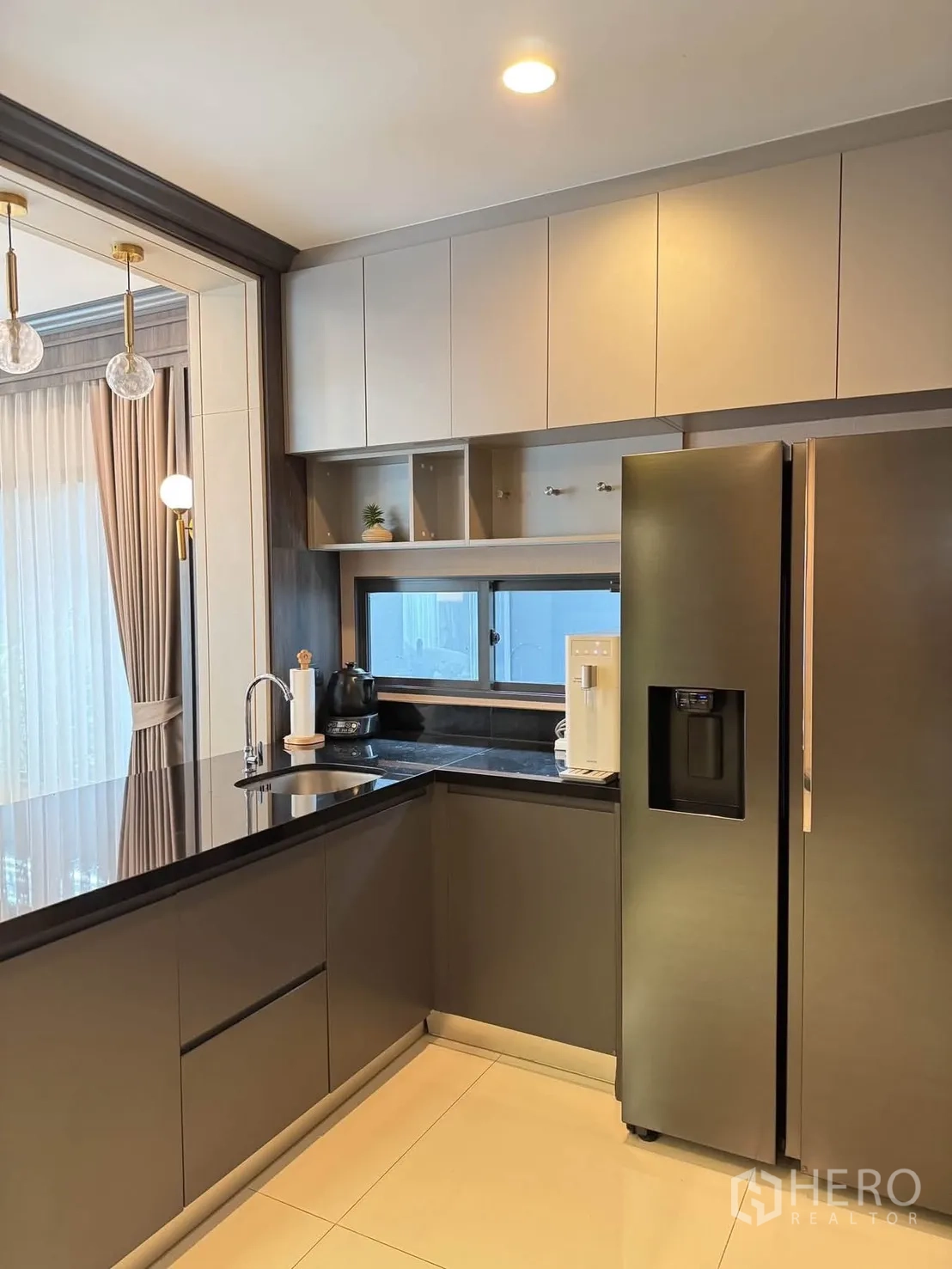 บ้านเดี่ยว for rent in Bang Kapi, Bangkok - ครัวแพนทรีท็อปหินสีดำ อ่างล้างจาน และตู้เย็นสเตนเลส
