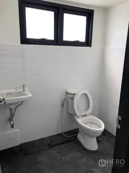 โรงงาน ให้เช่าหรือขายในLam Luk Ka, Pathum Thani - ห้องน้ำสะอาด ผนังกระเบื้องสีขาว อ่างล้างหน้า โถสุขภัณฑ์ และช่องลม