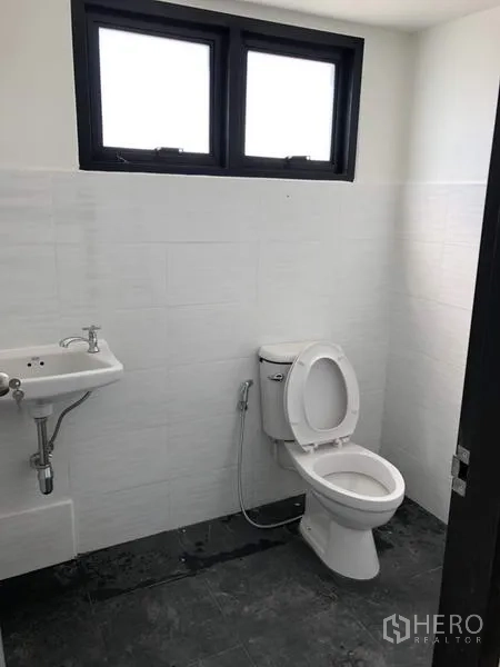 โรงงาน ให้เช่าหรือขายในLam Luk Ka, Pathum Thani - ห้องน้ำสะอาด ผนังกระเบื้องสีขาว อ่างล้างหน้า โถสุขภัณฑ์ และช่องลม