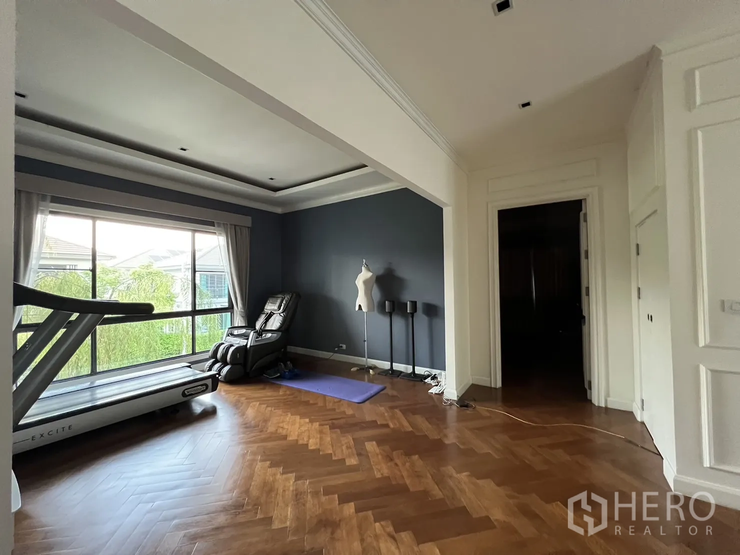 Detached House for rent in Suan Luang, Bangkok - Upstairs multipurpose room set as a home gym with treadmill and massage chair.