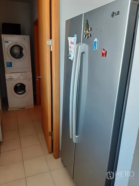 คอนโด ให้เช่าในKhlong Toei, Bangkok - พื้นที่ใช้งานมีตู้เย็นประตูคู่และเครื่องซักผ้าอบผ้าแบบซ้อน