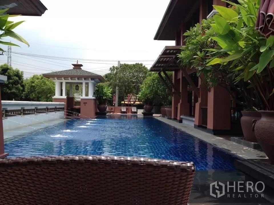 บ้าน ขายในBang Phli, Samut Prakan - สระว่ายน้ำส่วนกลางพร้อมศาลา พื้นที่นั่ง และสวนทรอปิคอล