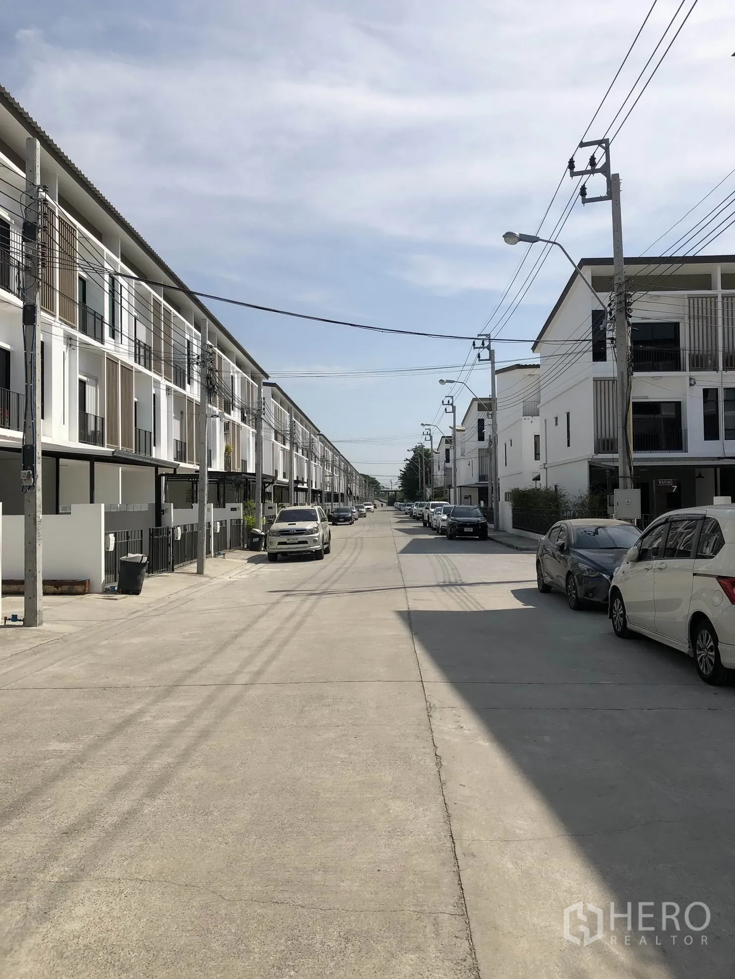 ทาวน์เฮาส์ ให้เช่าในBang Kapi, Bangkok - ถนนภายในโครงการกว้าง มีแถวทาวน์โฮม 3 ชั้นจอดรถเรียงราย บรรยากาศเงียบสงบ