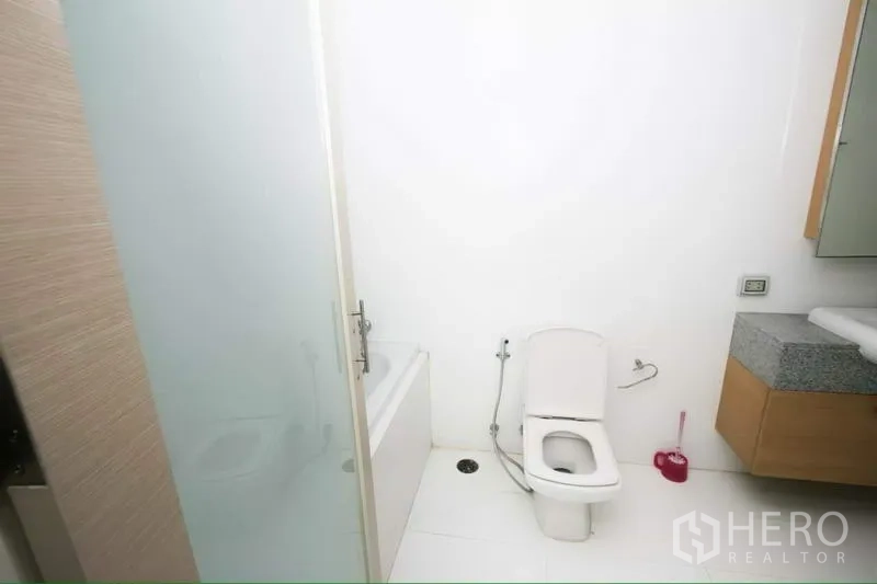 公寓 出租在Ratchathewi, Bangkok - 干净的浴室，设浴缸、玻璃隔断、坐便器与洗手台。