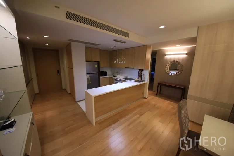 公寓 出租在Watthana, Bangkok - 开放式厨房，木质柜体、长岛台与木地板