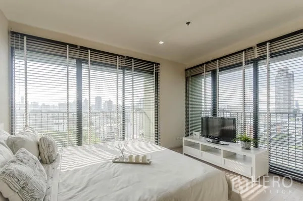 คอนโด ให้เช่าในWatthana, Bangkok - ห้องนอนมุมอาคารวิวเมืองกว้าง พร้อมชั้นวางทีวีและหน้าต่างเต็มบาน