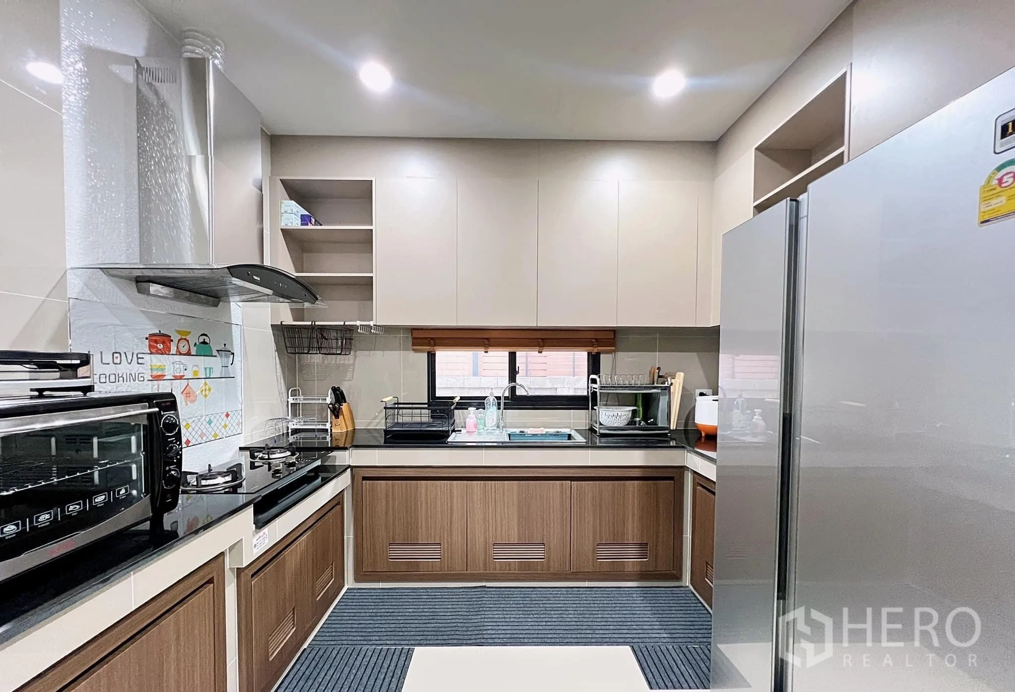 บ้าน ให้เช่าหรือขายในLam Luk Ka, Pathum Thani - ครัวไทยแยกส่วน มีเตาแก๊ส เครื่องดูดควัน และตู้เก็บของ