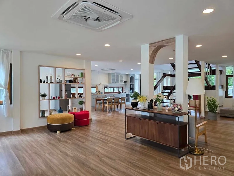 สำนักงานที่บ้าน ให้เช่า - ห้องนั่งเล่นแบบเปิดโล่ง มีชั้นวาง โต๊ะทานอาหาร และบันไดขึ้นชั้นบน