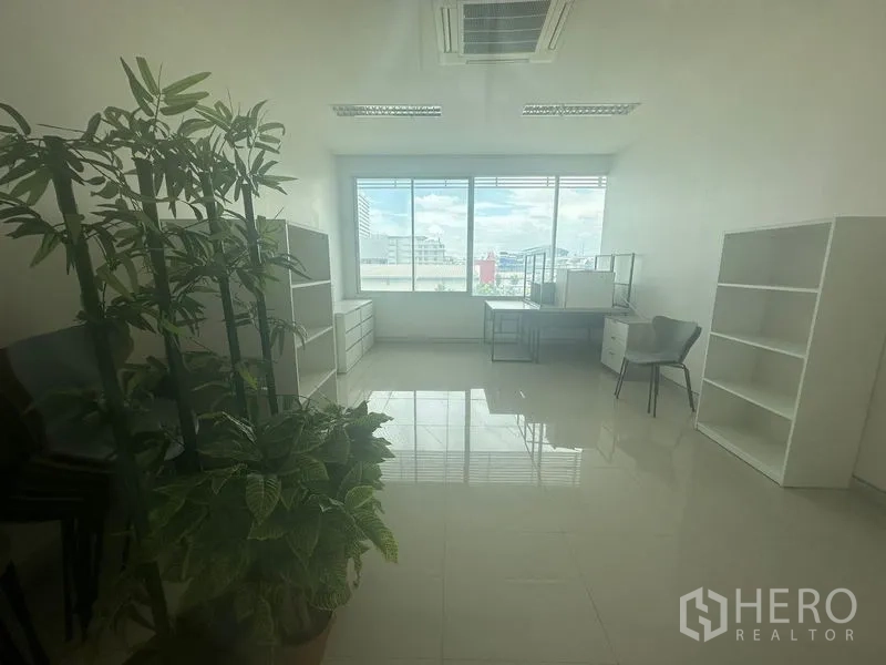 สำนักงาน ให้เช่าในPrawet, Bangkok - ห้องทำงานสว่าง หน้าต่างบานใหญ่ พื้นกระเบื้องมันวาว ชั้นวางสีขาว และกระถางต้นไม้ พร้อมวิวเมือง