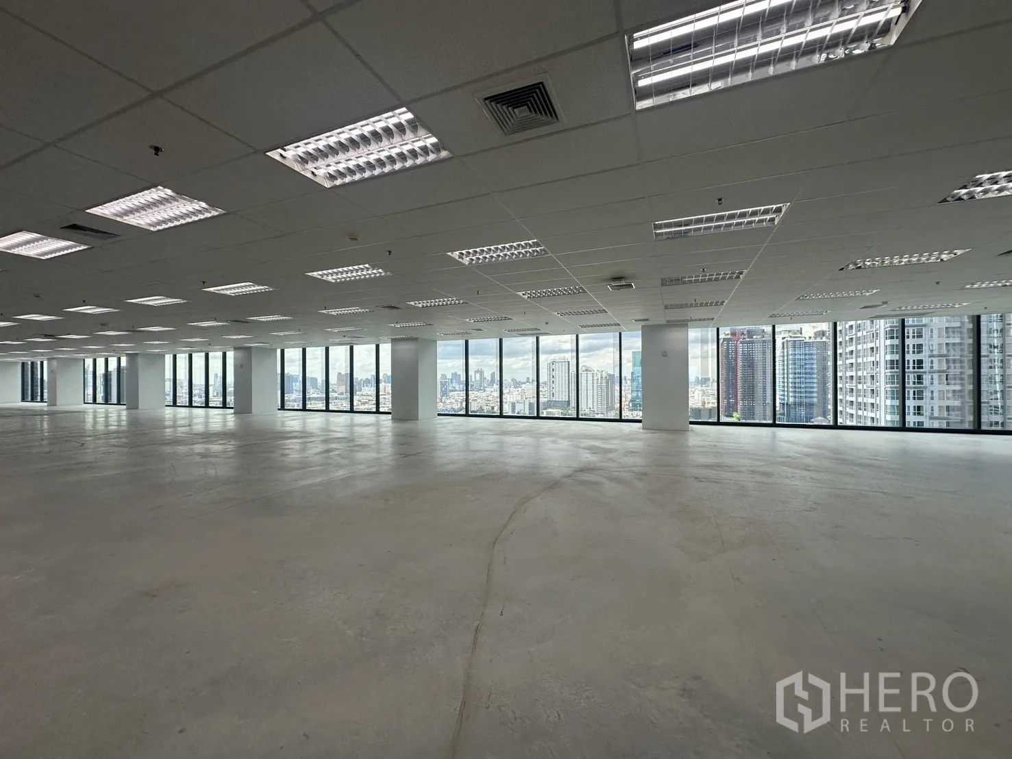 Office Space for rent in Ratchathewi, Bangkok - Large column-free workspace with broad windows bringing abundant natural light.
