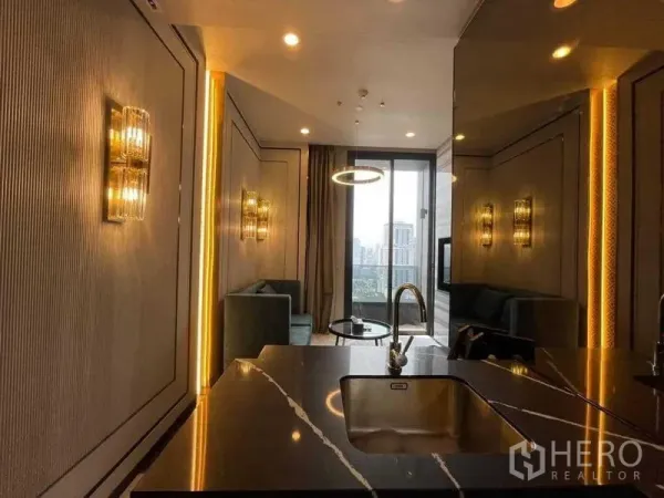 คอนโด ให้เช่าในKhlong Toei, Bangkok - ห้องนั่งเล่นสไตล์โอเพ่นวิวจากไอส์แลนด์ครัวหินอ่อนสีดำ พร้อมไฟระย้าและกระจกสูงจรดเพดานเปิดรับวิวเมือง