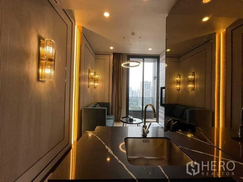 คอนโด ให้เช่าในKhlong Toei, Bangkok - ห้องนั่งเล่นสไตล์โอเพ่นวิวจากไอส์แลนด์ครัวหินอ่อนสีดำ พร้อมไฟระย้าและกระจกสูงจรดเพดานเปิดรับวิวเมือง