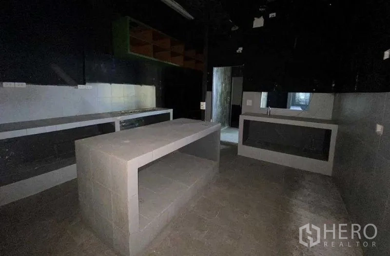 零售空间 出租在Khlong Toei, Bangkok - 服务间配中央工作岛、置物架与瓷砖台面。