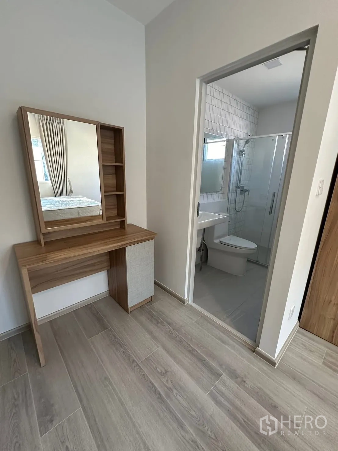 Detached House for rent in Bang Phli, Samut Prakan - Dressing table next to doorway leading to tiled bathroom.