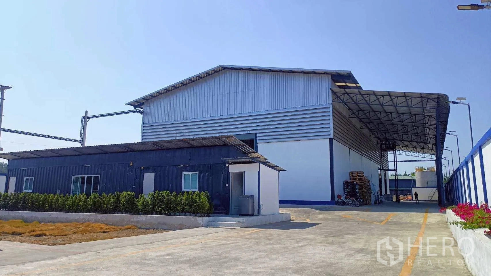 โรงงาน for rent or sale in Mueang Samut Sakhon, Samut Sakhon - อาคารโรงงานพร้อมออฟฟิศย่อย ลานกว้าง และทางรถเข้า